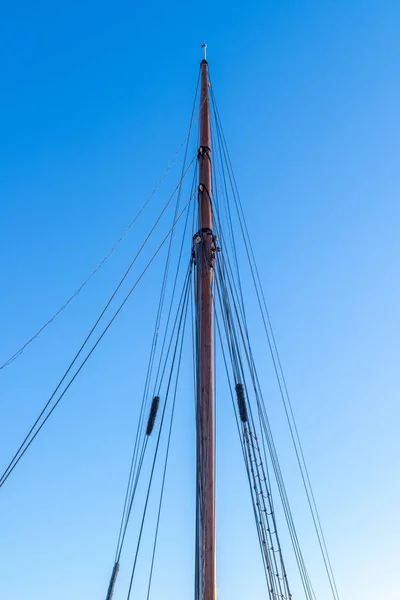 Mastro veleiro no fundo do céu azul — Fotografia de Stock