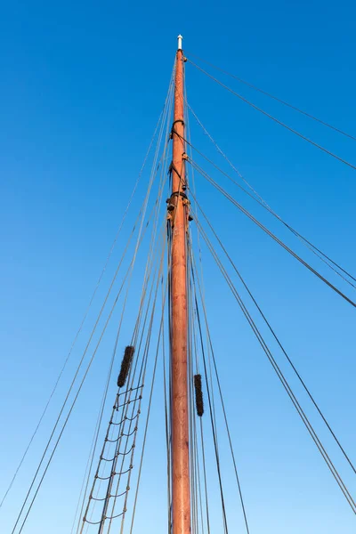 Mât yacht à voile en arrière-plan du ciel bleu — Photo