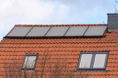 Çatıdaki güneş panelleri
