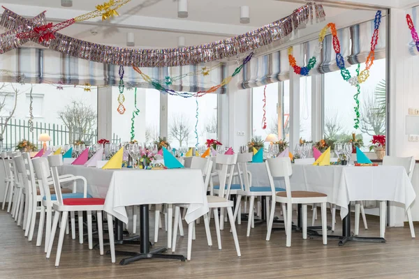 Table de fête mettant salle de banquet — Photo