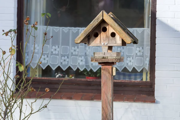 Casa de madera para los pájaros — Foto de Stock