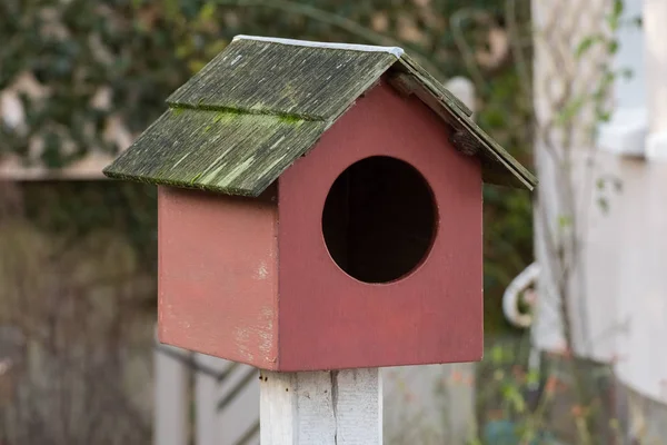 Casa de madera para los pájaros — Foto de Stock
