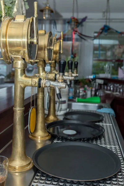 Equipo de cerveza para cerveza en el mostrador del bar — Foto de Stock