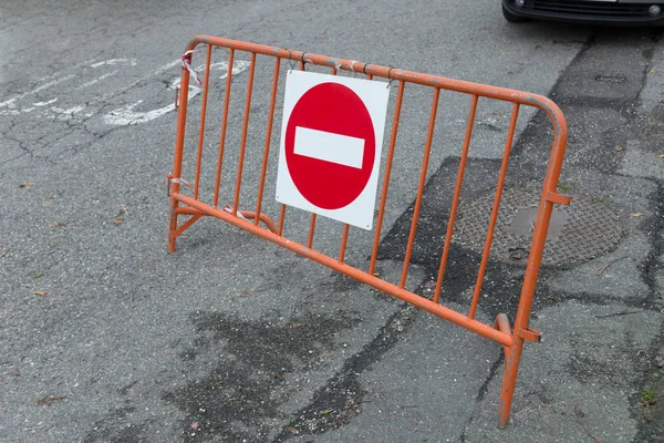 Segnaletica stradale nessun ingresso sulla barriera metallica — Foto Stock