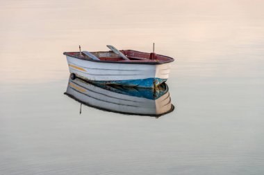 su bir arka plan üzerinde ahşap balıkçı teknesi