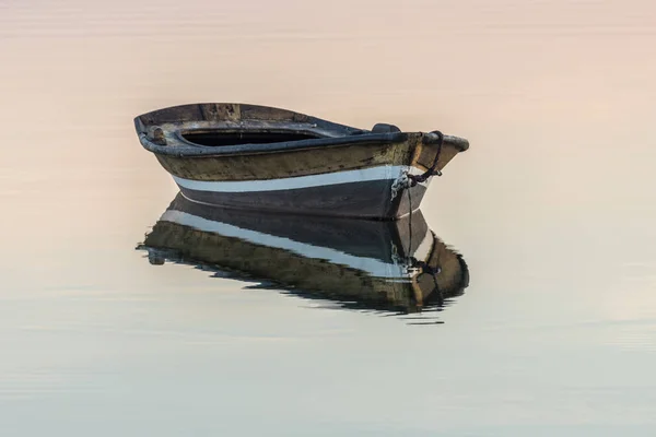 Barco de pesca de madeira em um fundo de água — Fotografia de Stock