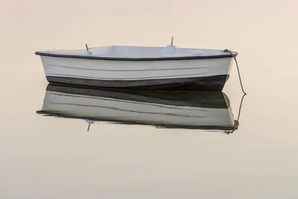 Barco de pesca de madeira em um fundo de água — Fotografia de Stock