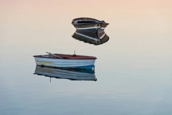 Barco de pesca de madera sobre un fondo de agua — Foto de Stock