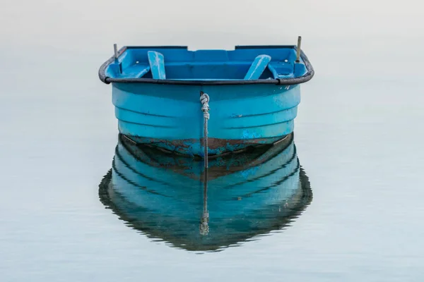 Barco de pesca de madeira em um fundo de água — Fotografia de Stock