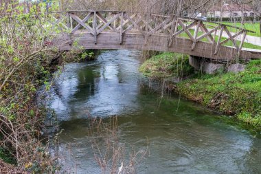 Nehrin üzerindeki tahta köprü.