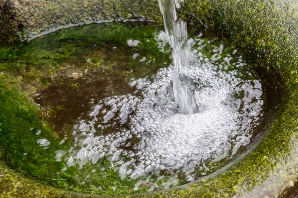 Zdroj pitné vody v kameni zblízka — Stock fotografie