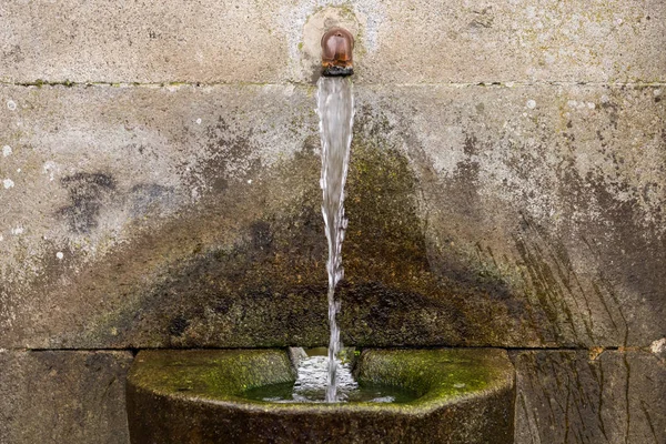 Fuente de agua potable en la piedra de cerca —  Fotos de Stock