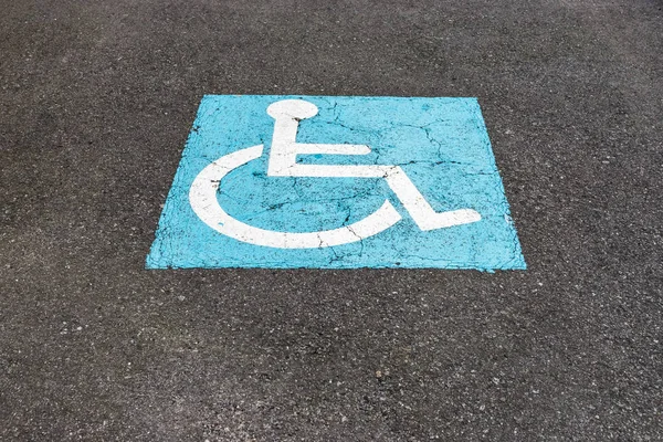 Signo en el estacionamiento de asfalto para discapacitados — Foto de Stock