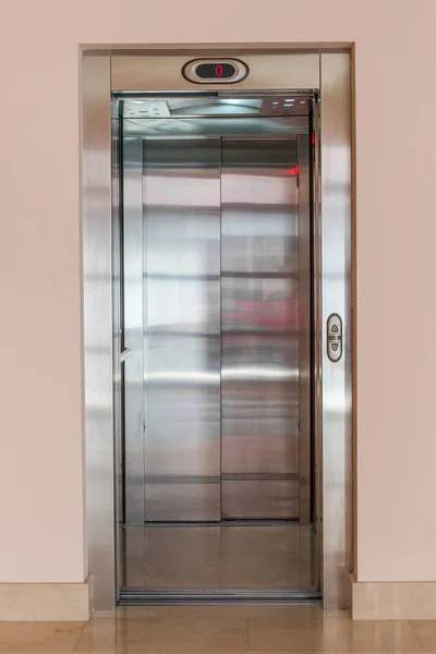 Lift in een appartementhuis — Stockfoto