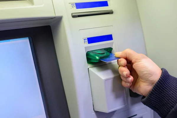 Kobieta używa Atm zbliżenie — Zdjęcie stockowe