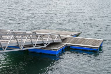 bir ahşap tekne rıhtımda görüntülemek