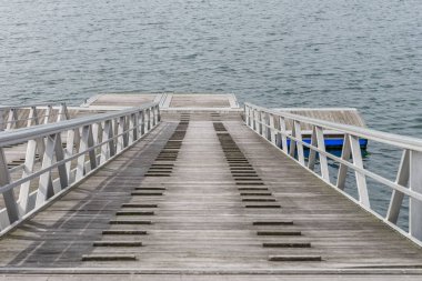 bir ahşap tekne rıhtımda görüntülemek