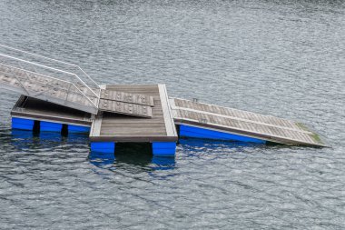 bir ahşap tekne rıhtımda görüntülemek