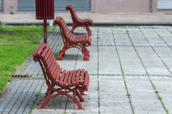 Bir ahşap Bank parkta görüntüleyin — Stok fotoğraf