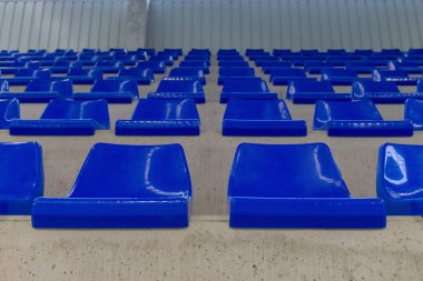 satır spor salonu podyumda mavi sandalye