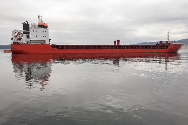 View of the tanker entering the harbor — Stock Photo, Image