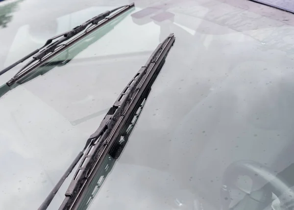 Yağmurda otomobil cam silecekleri — Stok fotoğraf
