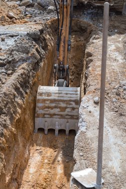 yol üzerinde Boru döşeme çalışmaları