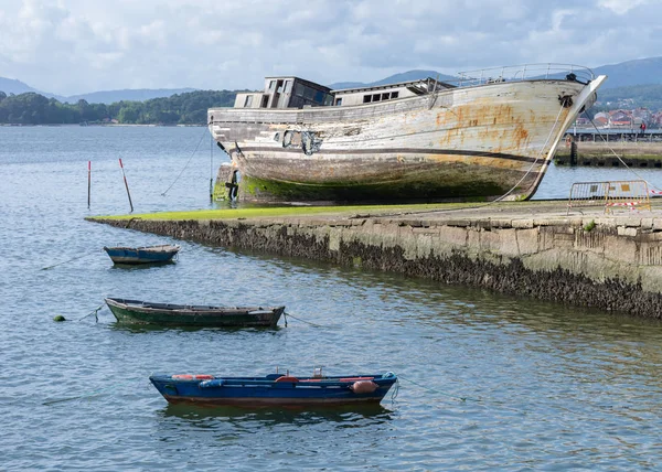 Fischerboote und altes Schiff am Kai — Stockfoto