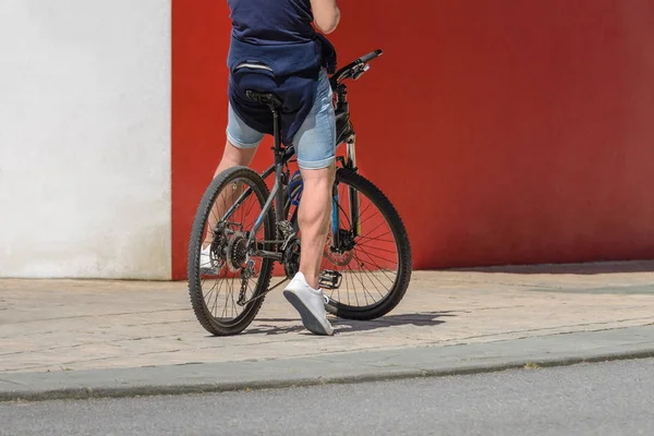 Uomo in bicicletta su una strada di città — Foto Stock