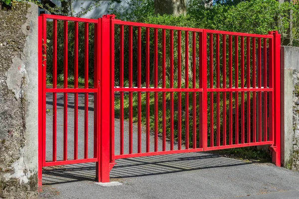 Rode poort bij de ingang van het huis — Stockfoto