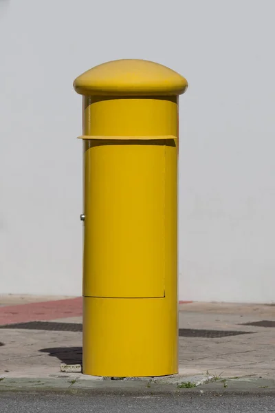 Желтый почтовый ящик на улице — стоковое фото