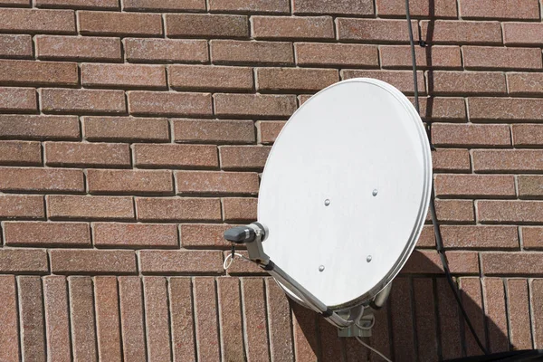 Antena parabólica na casa — Fotografia de Stock