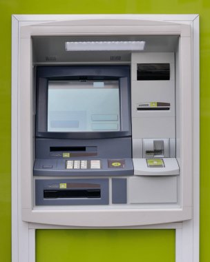 ATM makine yeşil zemin üzerine