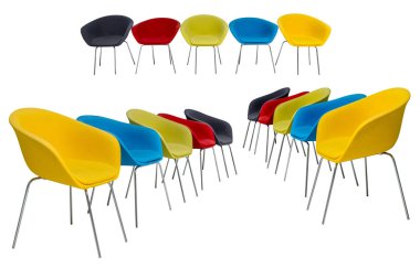 Beyaz arka plan üzerinde izole kumaş döşeme ile renkli sandalye kümesi