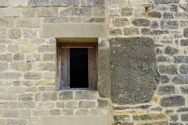 Venster in de stenen muur van een oud kasteel — Stockfoto