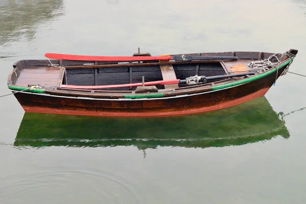 Bateau de pêche en bois sur le rivage — Photo