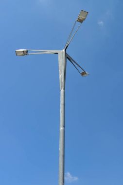 mavi gökyüzüne karşı sokak aydınlatma ile ayağı