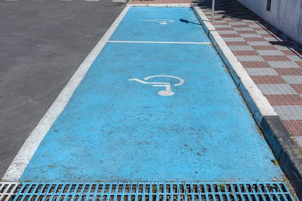 Vacant parking space for disabled — Stock Photo, Image