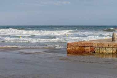 Dalgalar sahile çalışan deniz