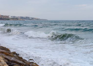 Dalgalar sahile çalışan deniz