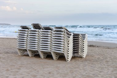 plaj şezlong sahilde üst üste yığılmış