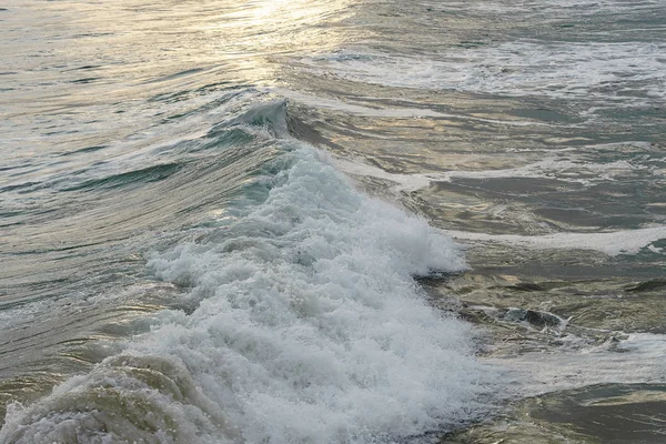 Olas de mar que corren hacia la playa —  Fotos de Stock