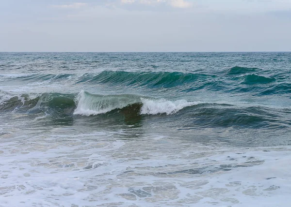 Onde del mare che corrono verso la spiaggia — Foto Stock