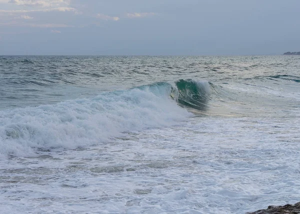 Mořské vlny běží na pláž — Stock fotografie