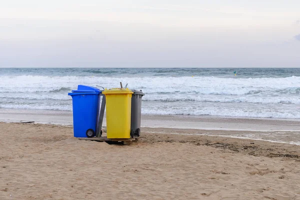Τα εμπορευματοκιβώτια απορριμάτων στην παραλία — Φωτογραφία Αρχείου