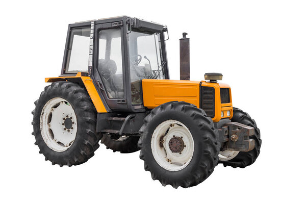 Желтый трактор изолирован на белом фоне
