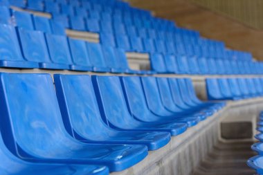 bir satır bir spor salonunda mavi plastik sandalye