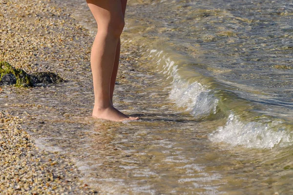 Nogi z młodą kobietę w surf z bliska — Zdjęcie stockowe
