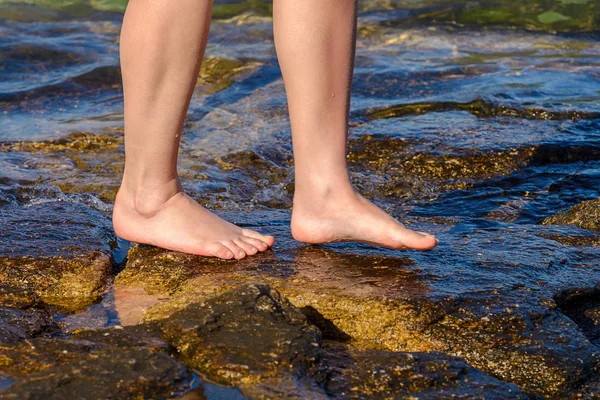 Nogi z młodą kobietę w surf z bliska — Zdjęcie stockowe