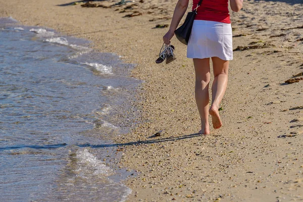 Nogi z młodą kobietę w surf z bliska — Zdjęcie stockowe